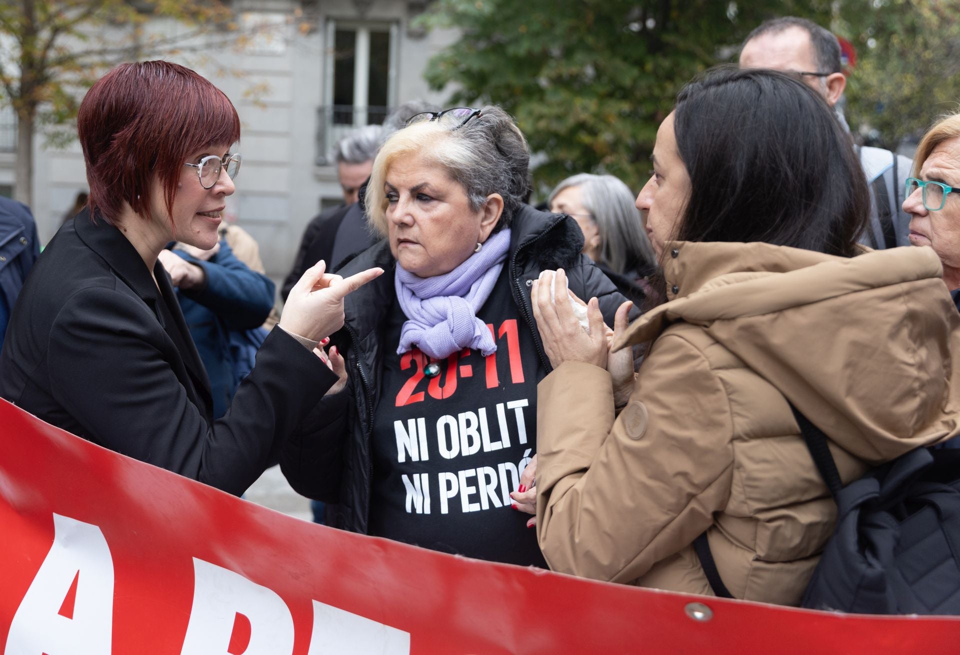 Familiares de las víctimas de la dana protestan contra Mazón durante su comparecencia en el Congreso