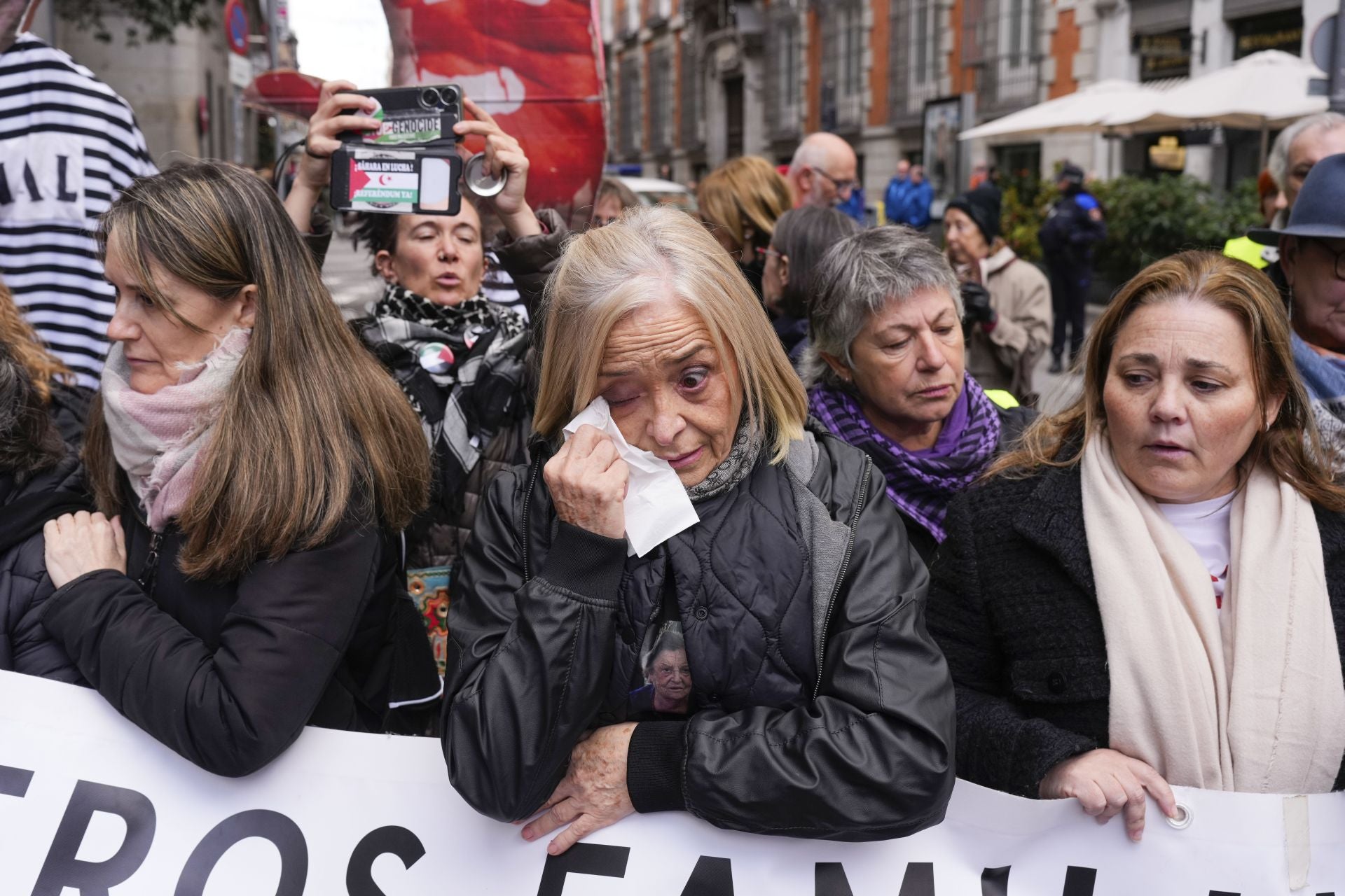 Familiares de las víctimas de la dana protestan contra Mazón durante su comparecencia en el Congreso