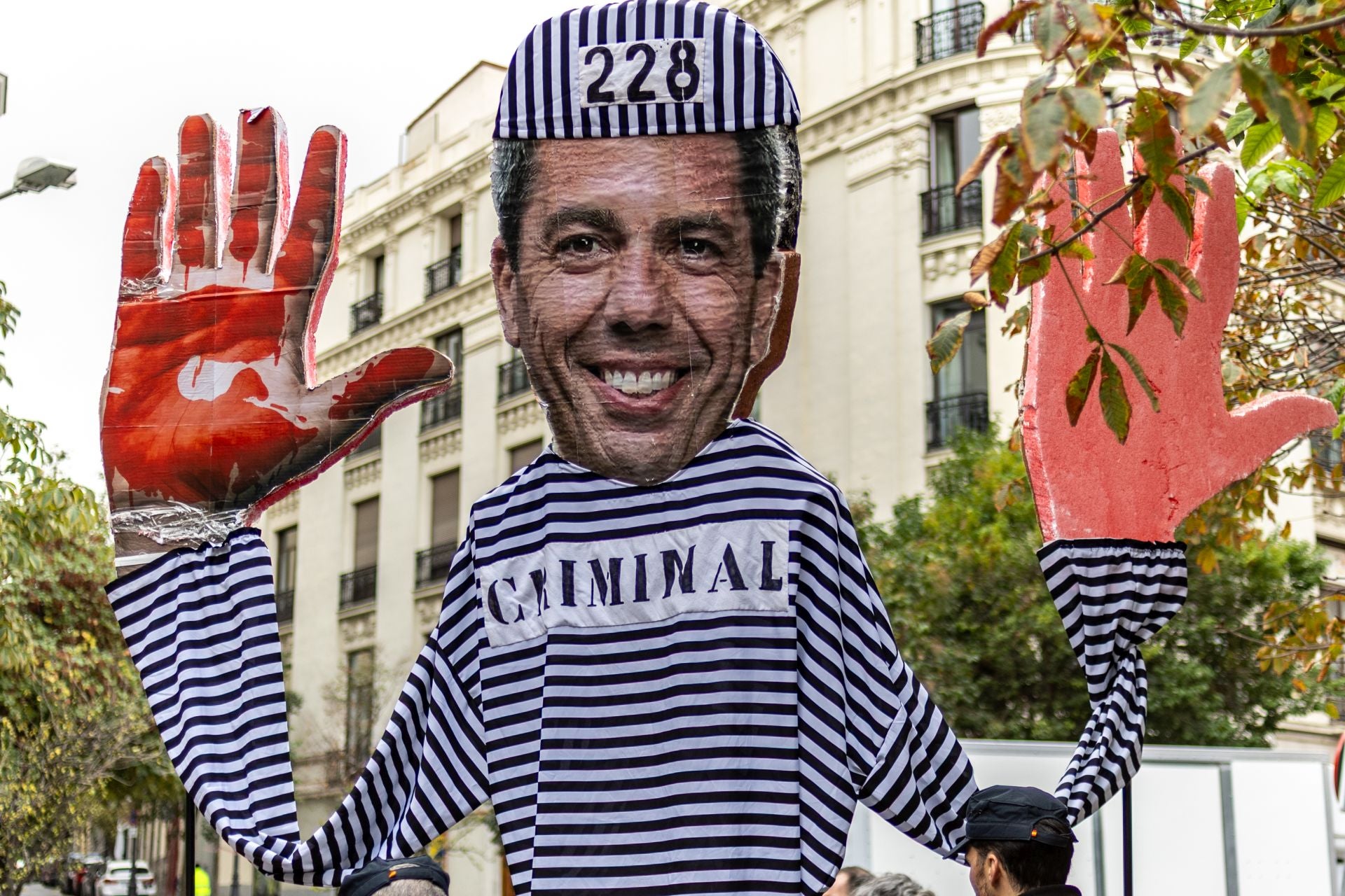 Familiares de las víctimas de la dana protestan contra Mazón durante su comparecencia en el Congreso