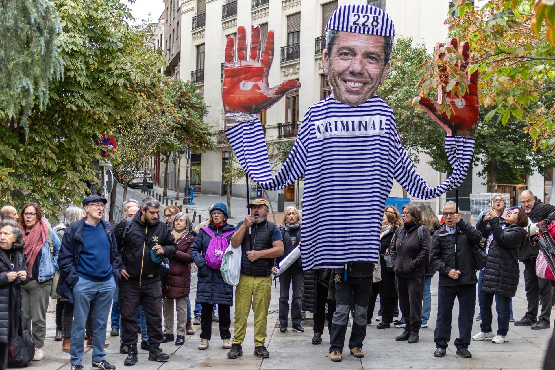 Familiares de las víctimas de la dana protestan contra Mazón durante su comparecencia en el Congreso