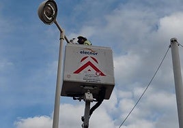 Trabajos en las farolas de la localidad.