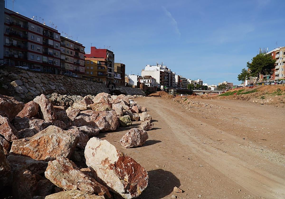 Colocación de escollera en un tramo del barranco del Poyo.