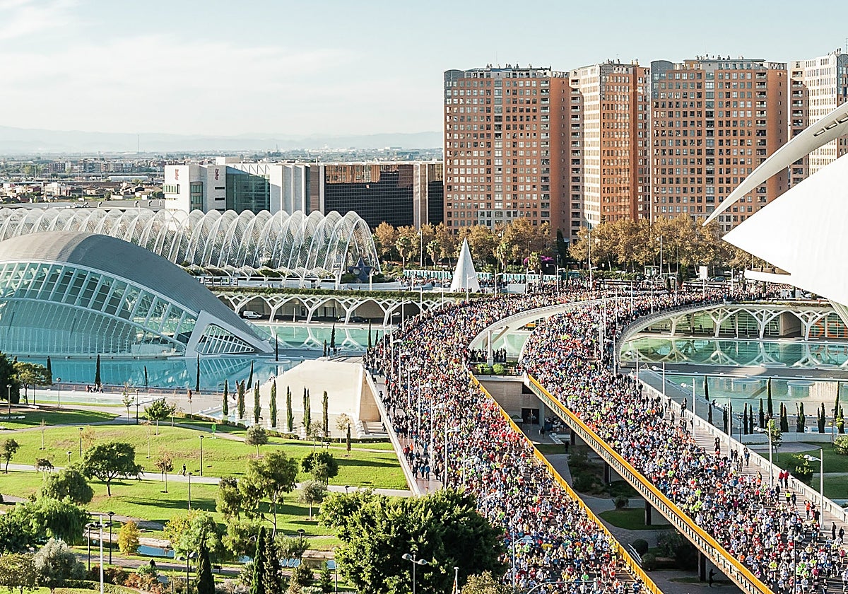 Salida de una edición anterior de Maratón Valencia, con el Palau de Les Arts a la derecha.