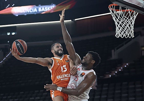 Thompson inicia un ataque ante el Hapoel Tel Aviv con las gradas del Roig Arena vacías.