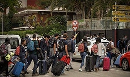 Jovenes de viaje con maletas