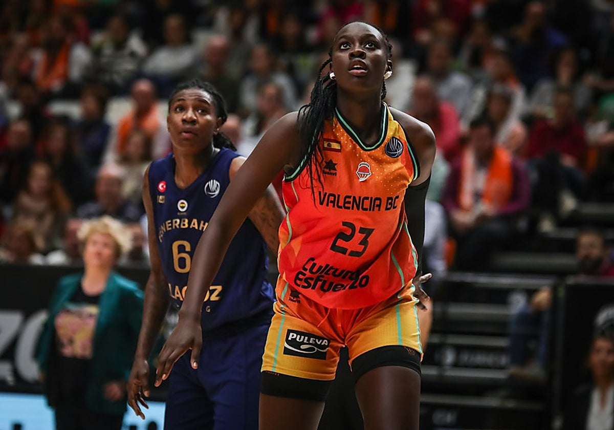 Awa Fam en un encuentro con el Valencia Basket