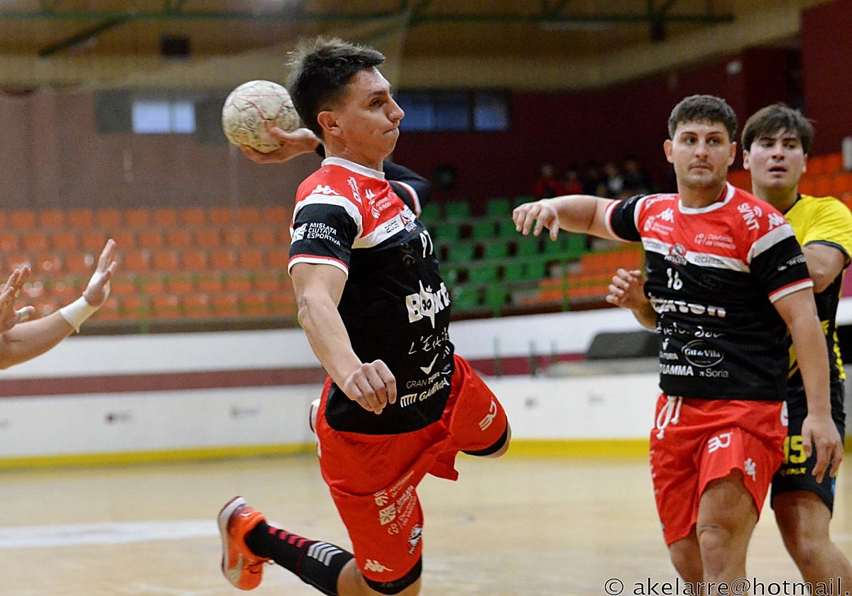Jugador del Balonmano Mislata tirando a portería