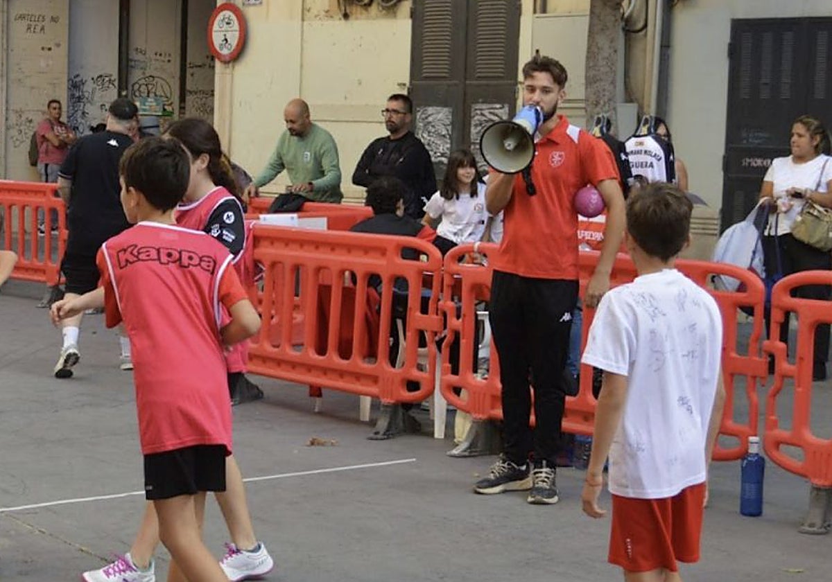 Partido de balonmano en la calle