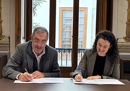 Salvador Mocholí, vicepresidente de COAT Valencia, y Alejandra Silvestre, directora de la Fundación Hortensia Herrero, en el momento de la firma del convenio.