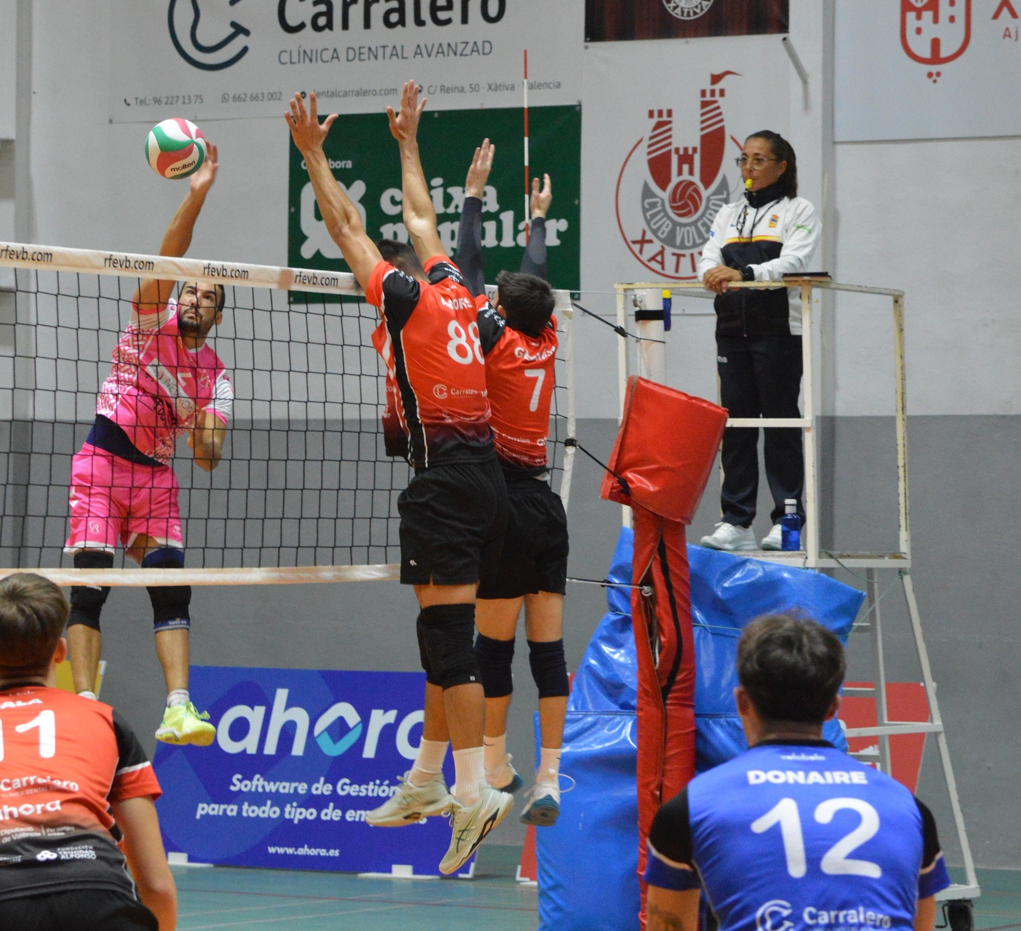 El equipo setabense, defendiendo el ataque del Rivas.