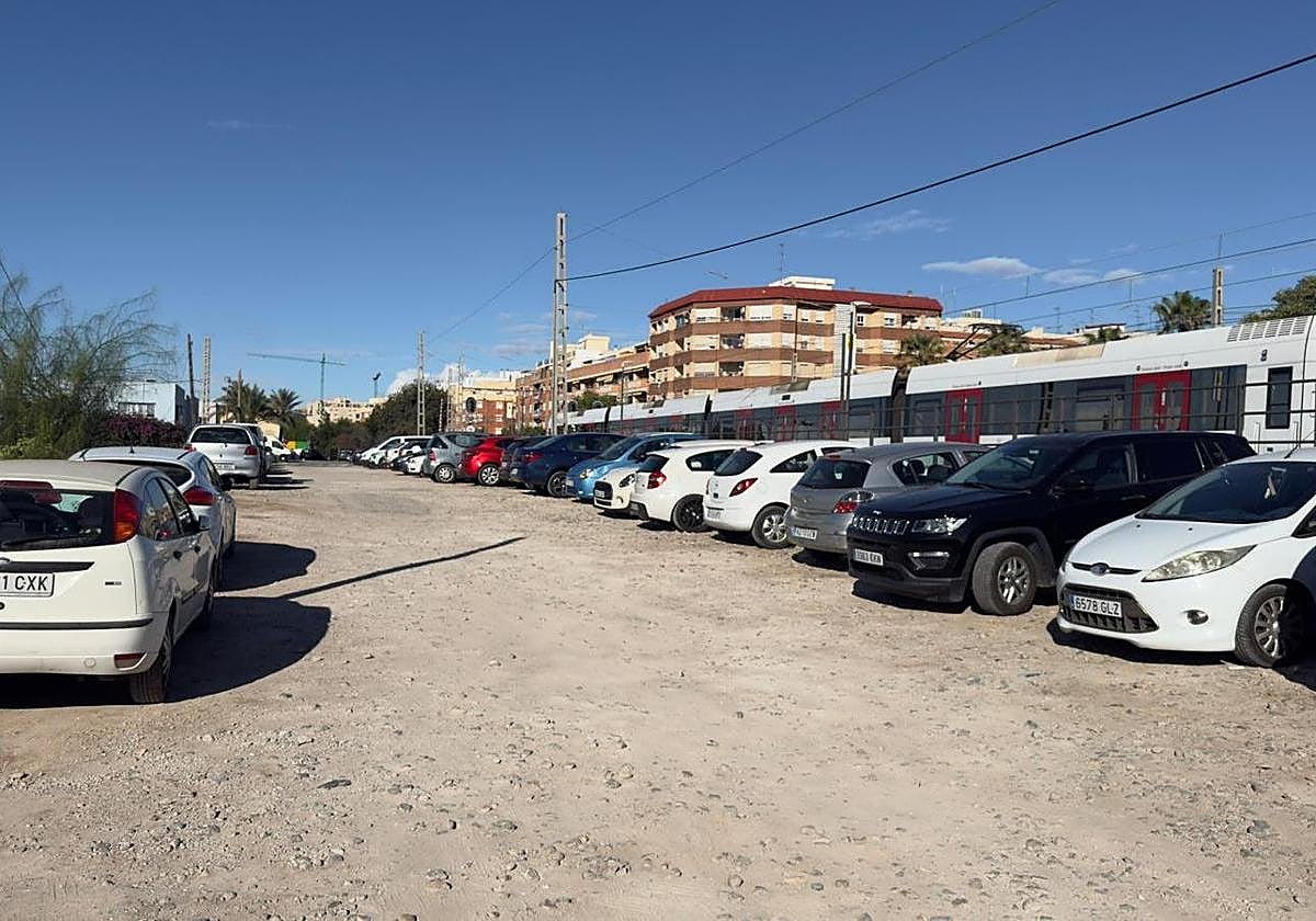 Aparcamiento junto a la estación de Metrovalencia.