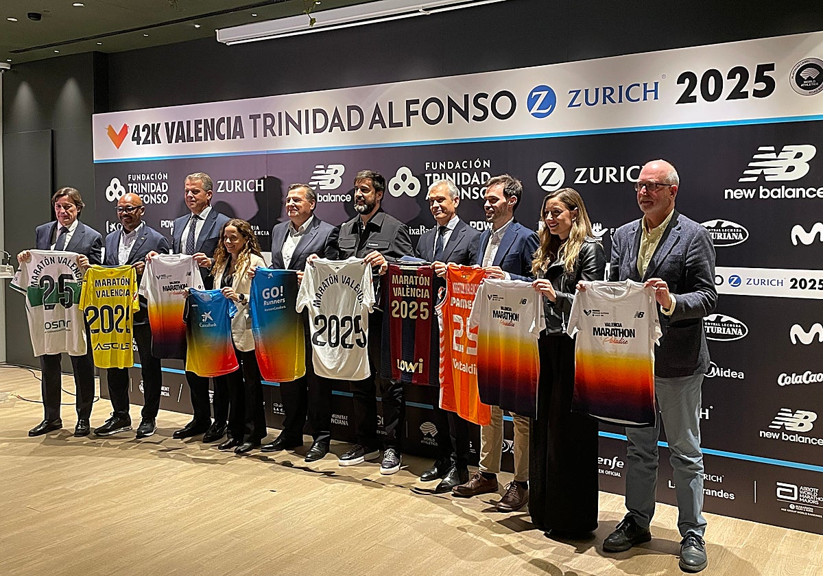 Representantes de clubes en el hermanamiento del maratón con camisetas especiales