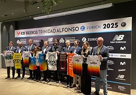 Representantes de clubes en el hermanamiento del maratón con camisetas especiales