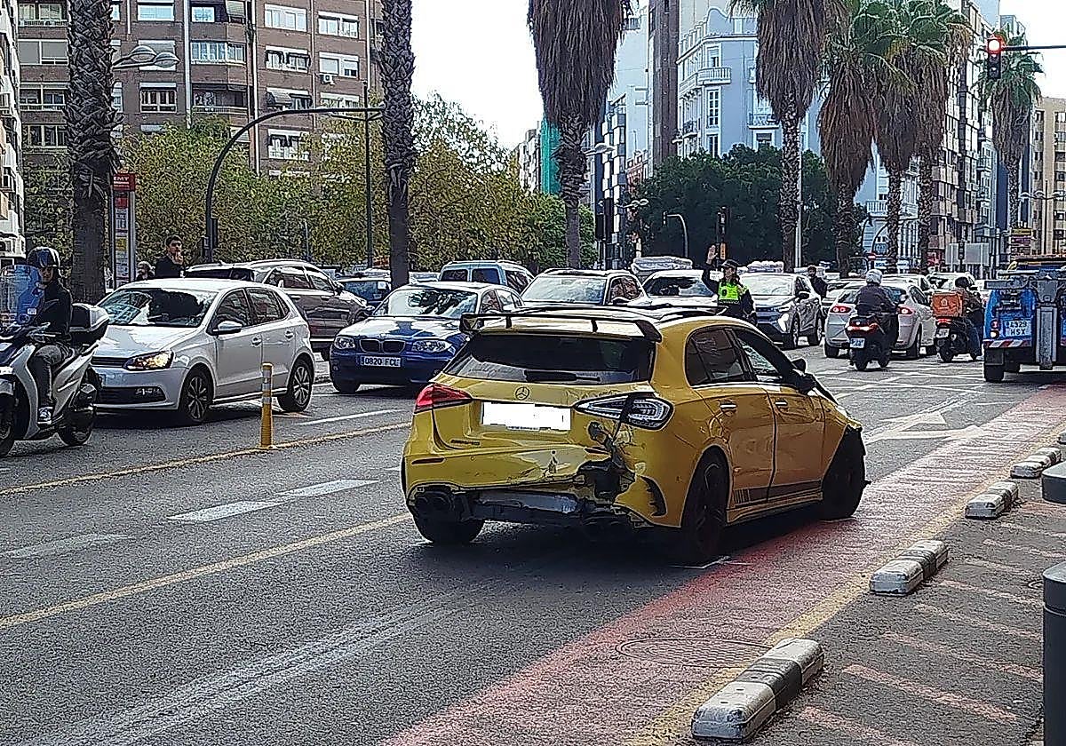 Espectacular accidente de dos vehículos en el cruce entre Pérez Galdós y Tres Forques