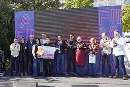 Las autoridades hacen entrega al restaurante Stop2 del cheque del premio como ganador.
