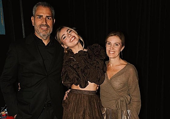 Aitana Soriano, con sus padres en la entrega de premios.