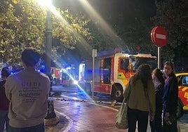 Los bomberos en la zona del incendio, junto a varias personas.