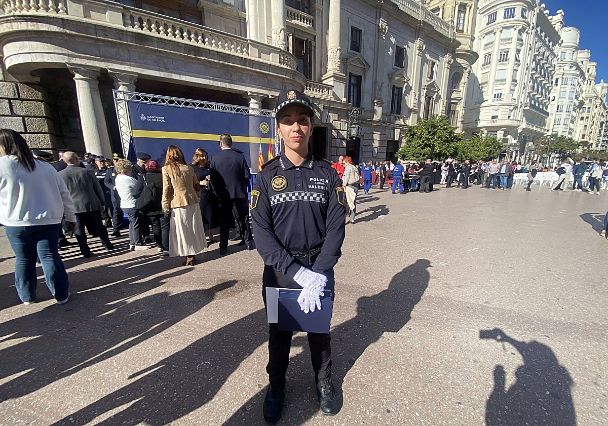 Imagen principal - Carla Lorente, primera de la promición, y Lucía Lázaro, nueva agente que será mamá en dos meses.