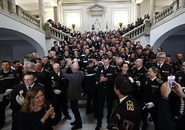 Celebración de la alcaldesa de Valencia, María José Catalá, y el comisario principal, Ángel Albendín, junto a los nuevos policías locales de Valencia.