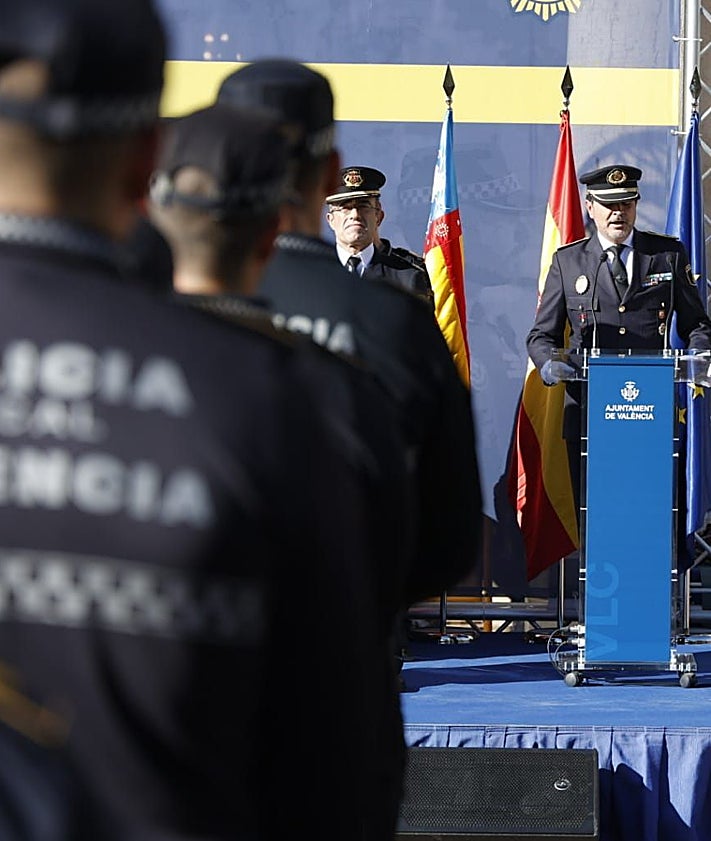 Imagen secundaria 2 - Posado de autoridades y nuevos agentes, en el Ayuntamiento de Valencia.