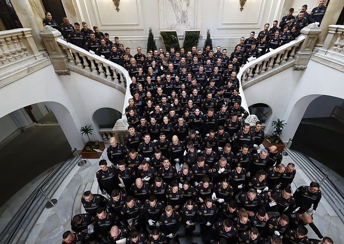 Imagen secundaria 1 - Posado de autoridades y nuevos agentes, en el Ayuntamiento de Valencia.