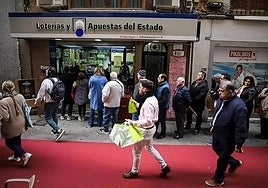 Colas en una administración de lotería. Imagen de archivo.