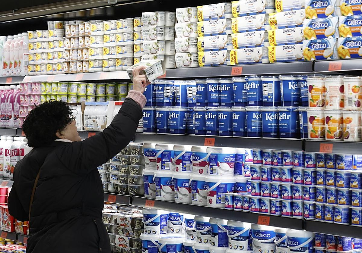 Una clienta realiza su compra en Mercadona, imagen de archivo.