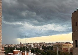 Las nubes cubren el cielo sobre Valencia este lunes.