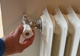 Una persona ajustando un radiador