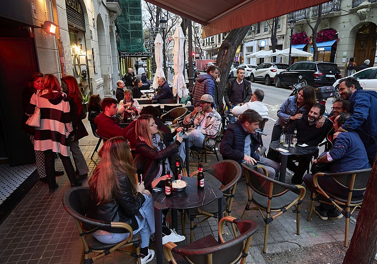 Clientes en la terraza de un bar en Ruzafa.