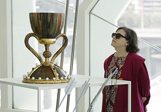 Una mujer observa una de las piezas de la ópera 'Parsifal' que la Generalitat cederá al Ayuntamiento de Valencia para el futuro Centro de Interpretación del Santo Cáliz.
