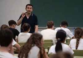 Alumnos en el primer examen de la selectividad de junio, en la UPV.