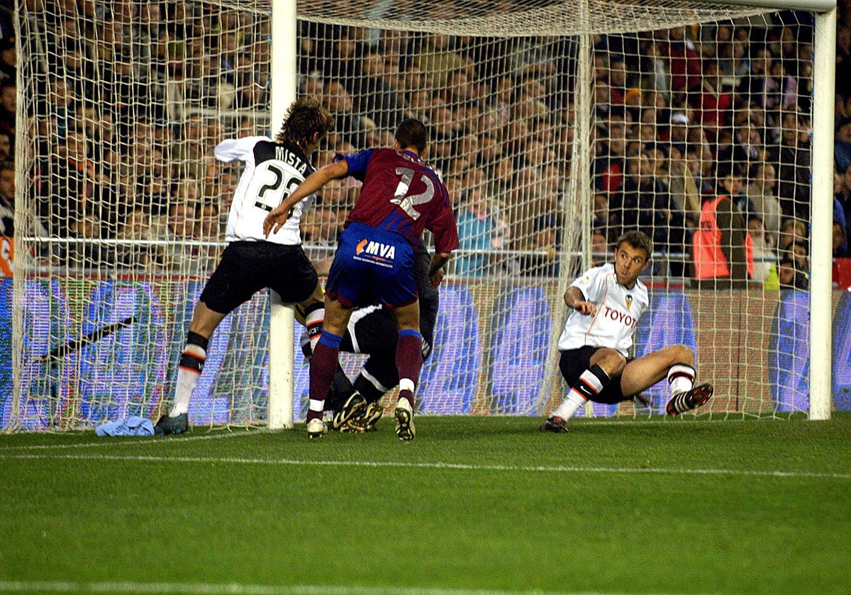 Mista remata a gol en un derbi del 2005 ante la mirada de Marchena y Celestini