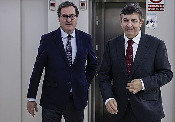 Antonio Garamendi, junto a Vicente Lafuente en las oficinas de la CEV.