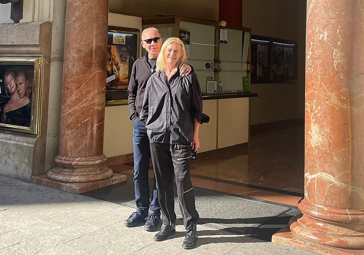 Darío Grandinetti y Ana Duato posan en la puerta del teatro Olympia, donde protagonizarán 'La música' hasta el 30 de noviembre.