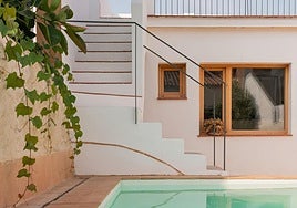 Patio exterior de la casa, donde se ha construido una piscina y se han usado materiales mediterráneos.