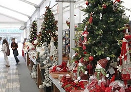 Puestos de un mercado navideño en Valencia.