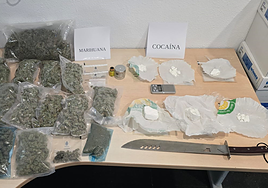 Drogas, dinero, el machete y otros efectos intervenidos a los traficantes de droga.