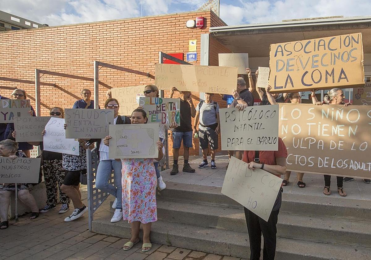 Protesta vecinal en la puerta del centro de salud en 2023 pidiendo más recursos.
