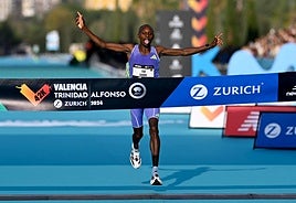 Sabastian Sawe ganando la maratón de Valencia en 2024