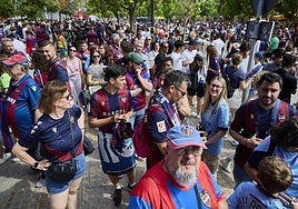Aficionados del Levante, en el exterior del Ciutat de València.