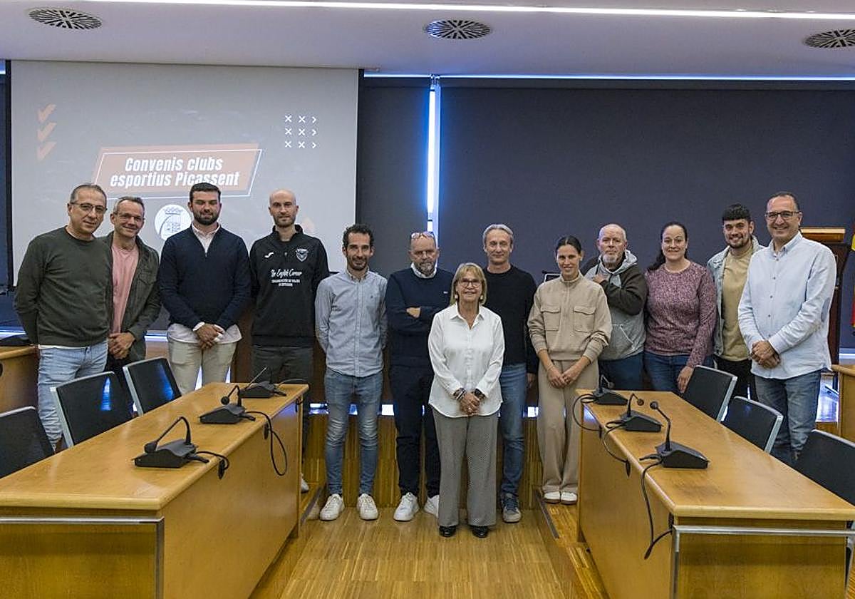 Foto de familia tras la presentación del acuerdo.