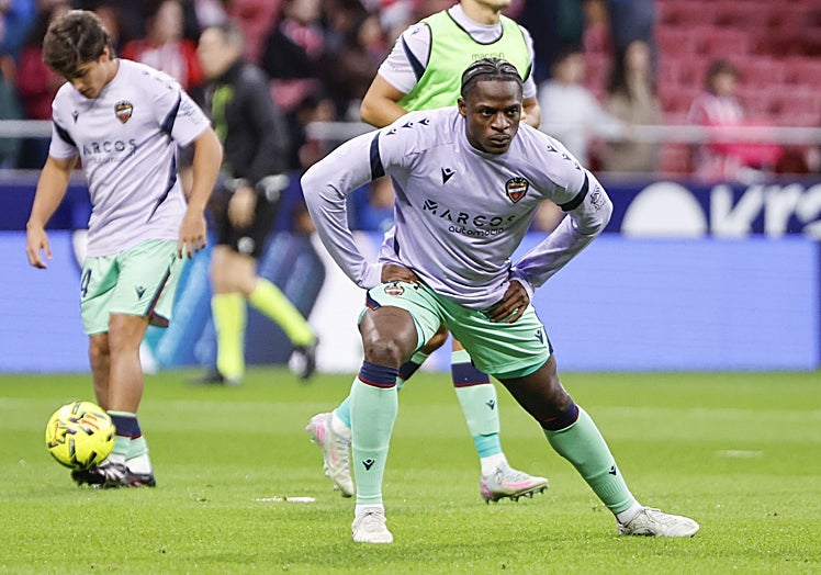 Etta Eyong calienta antes del partido frente al Atlético de Madrid