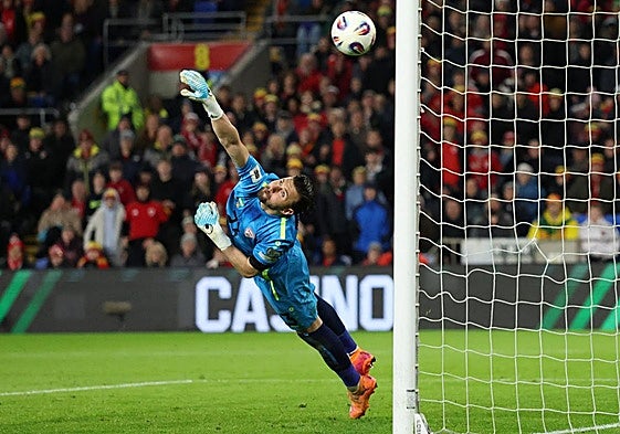 Stole Dimitrievski, durante el partido entre Gales y Macedonia del Norte.