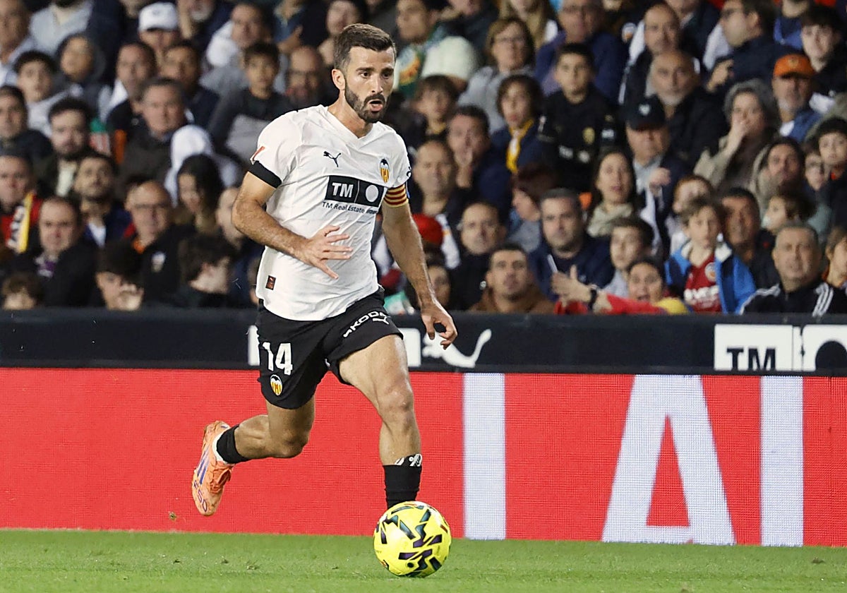 José Luis Gayà conduce el balón frente al Betis