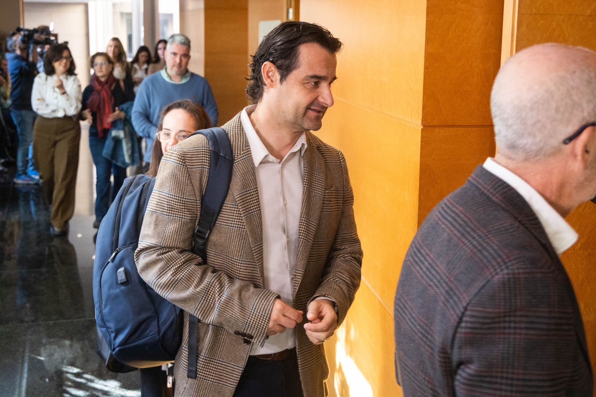 Pérez Llorca presenta su candidatura para suceder a Mazón