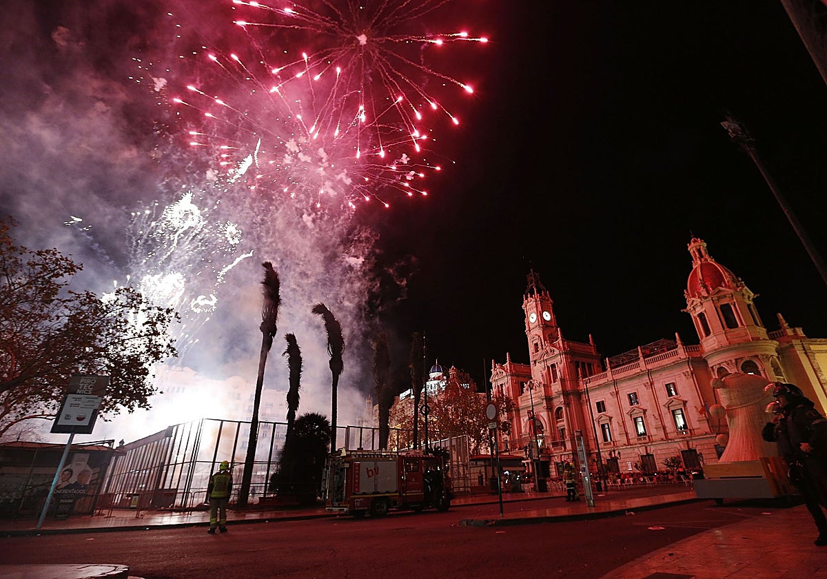 Imagen de archivo de una mascletà nocturna en la plaza del Ayuntamiento.
