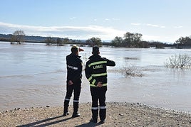 Miembros de la UME vigilan el Ebro durante una crecida.