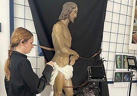 Restauración de la talla estropeada por la dana.