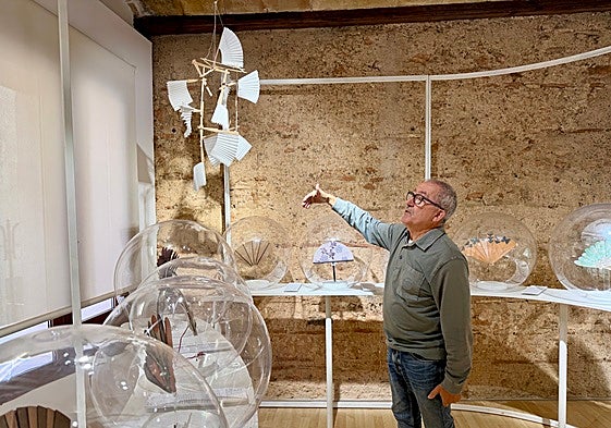 Francés Martínez, en la primera planta del MUPA, mostrando la colección de abanicos modernos.